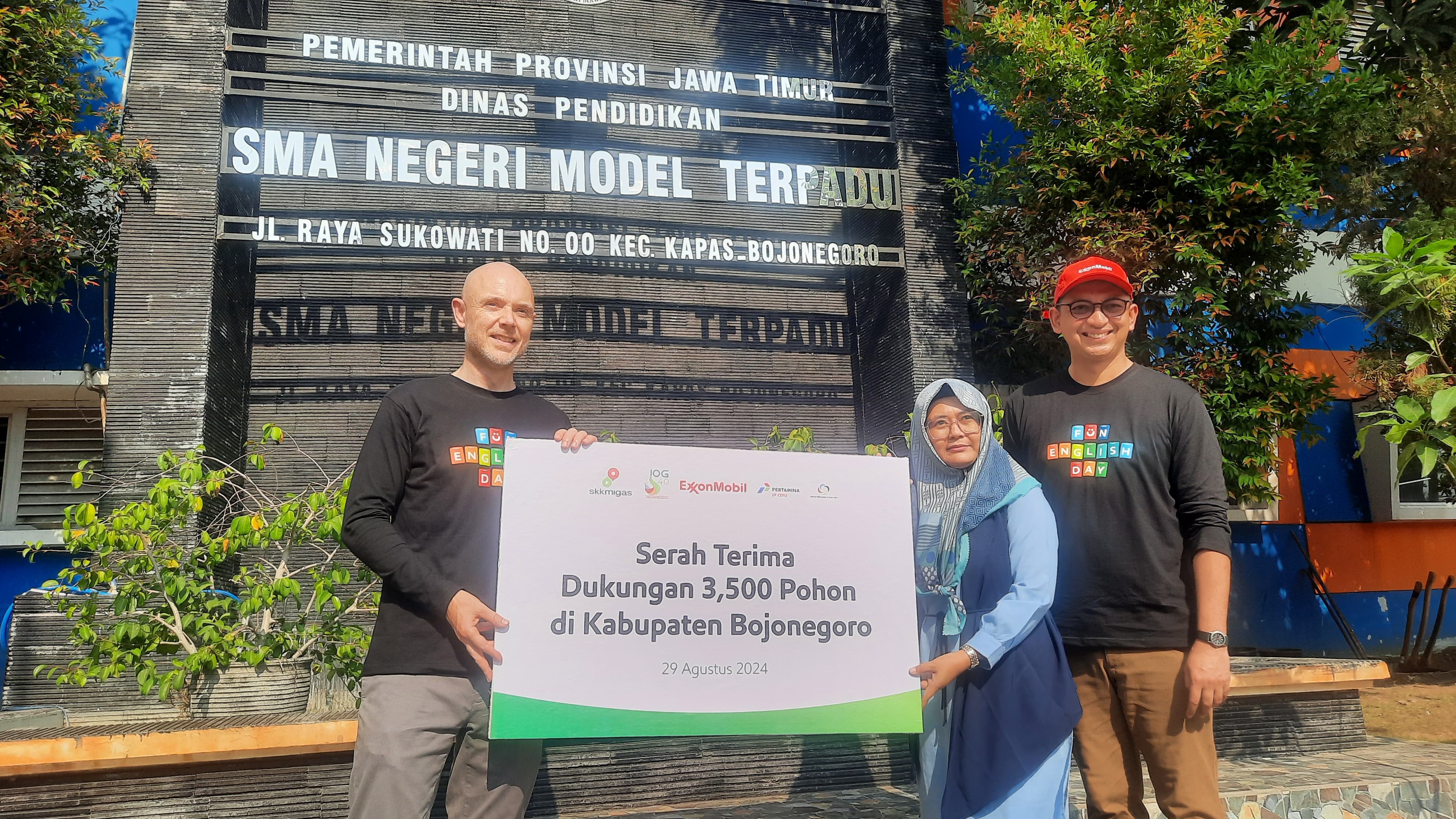 Konjen AS Jadi Narasumber Fun English Day di SMAN MT dan Serahkan Pohon